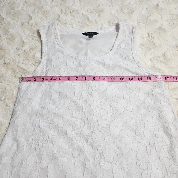 Vera Wang - Simply Vera Raised Floral Sleeveless Top - Picture 12 of 16